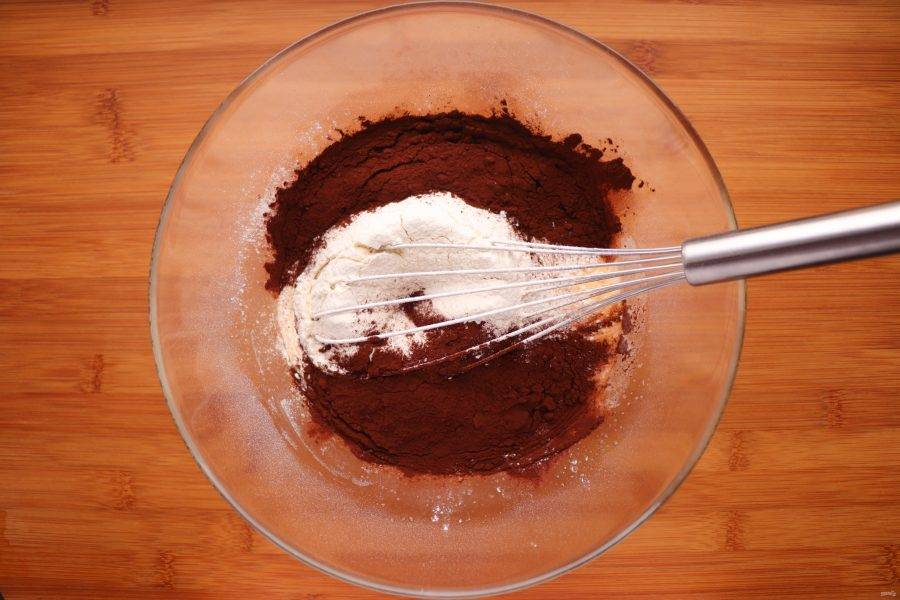Затем добавьте муку с разрыхлителем, какао, сахар, перемешайте.