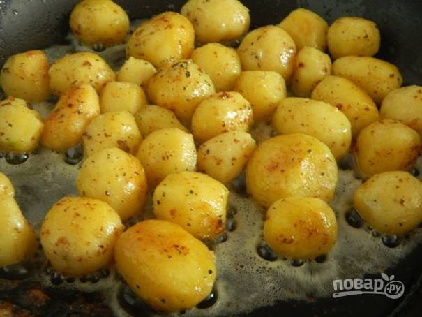6. Делаем огонь побольше, перемешиваем картошку и жарим еще минут 10. Можно ее посолить немного и добавить любимые травки. 