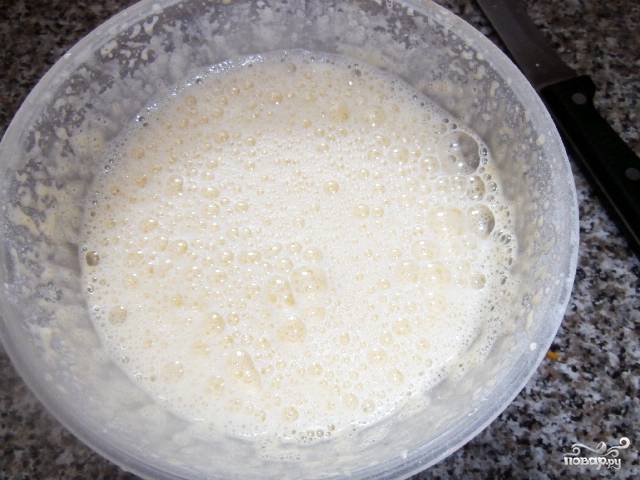 В миске смешайте стакан молока с двумя ст. ложками муки и желтковой массой.