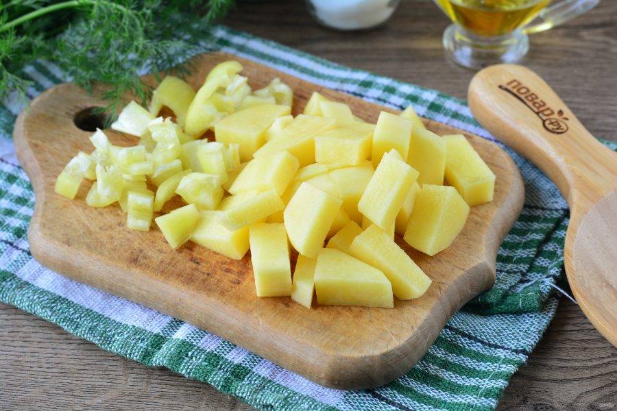 Нарежьте средними кусочками картошку. Почистите сладкий перец от семян, нарежьте небольшими кубиками.