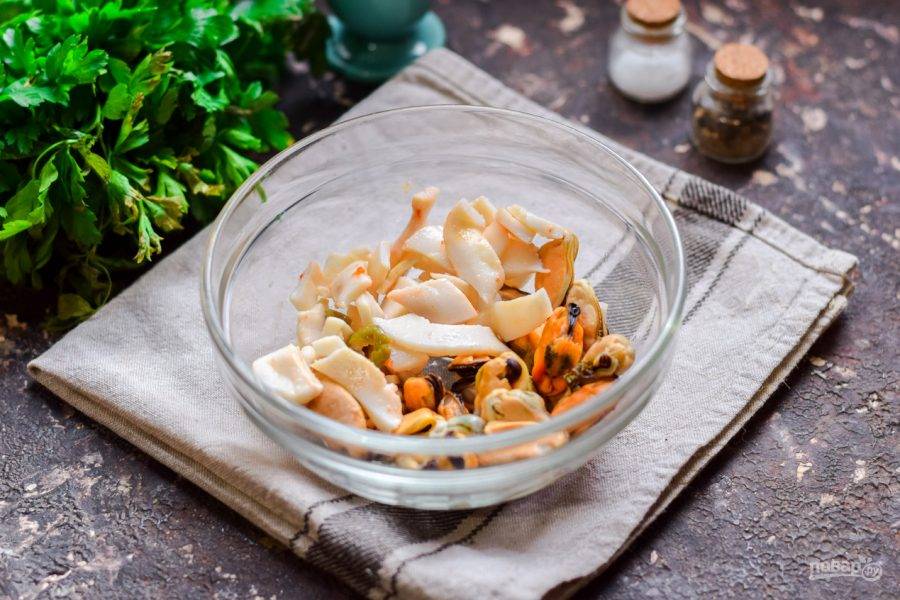Салат с креветками, мидиями и кальмарами - пошаговый рецепт с фото на manikyrsha.ru
