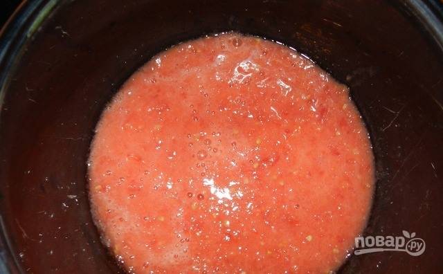 Томаты хорошенько вымойте и ошпарьте крутым кипятком. Снимите с них кожицу, натрите помидоры на терке. Чтобы измельчить томаты, можно использовать блендер. 