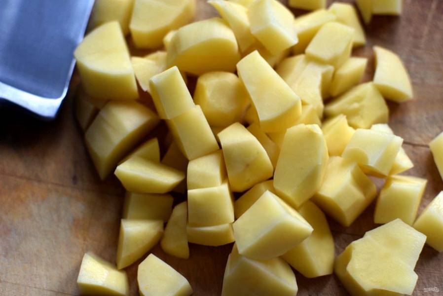 Добавьте картофель, нарезанный кубиками. Варите 10 минут.