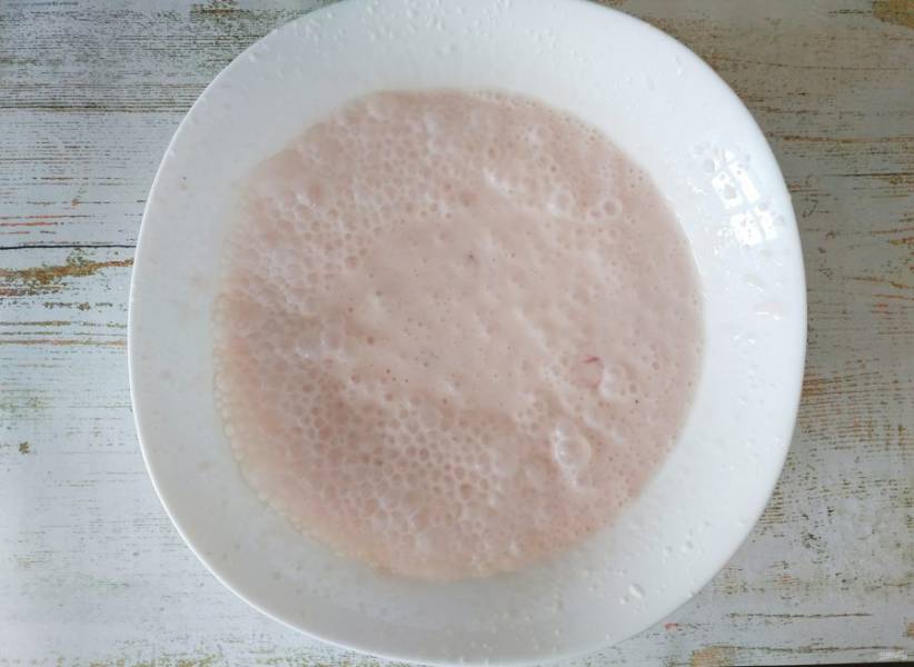 Разогрейте набухший желатин, не доводя до кипения, и влейте тоненькой струйкой в йогурт.