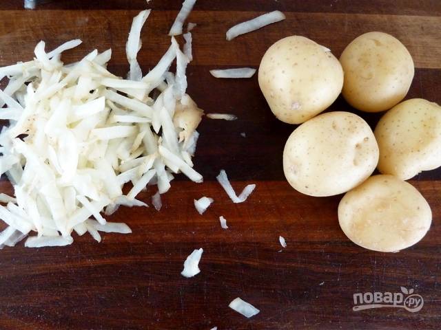 1. Вымойте, очистите и натрите на крупной терке картофель. 