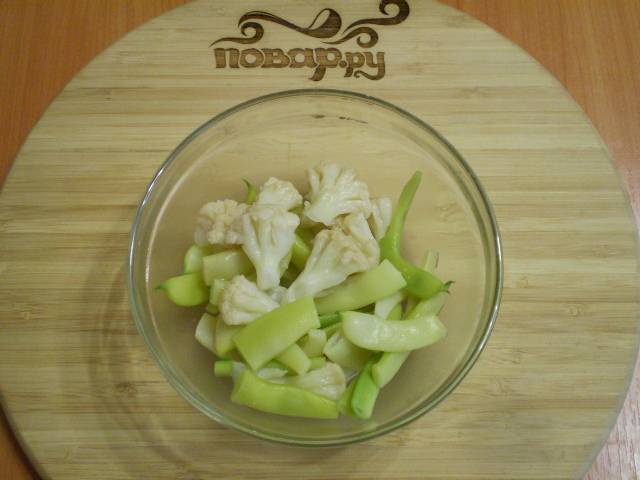 Готовую фасоль и капусту отцедите от жидкости. Переложите в салатник.