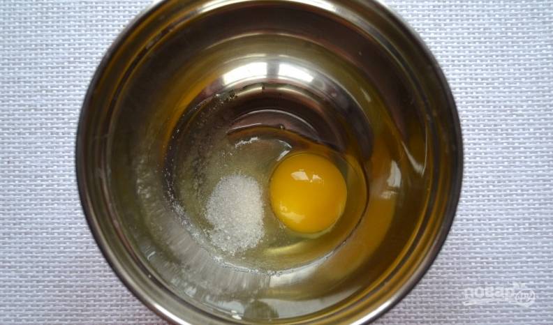 1. Яйцо перетираем с солью и сахаром.