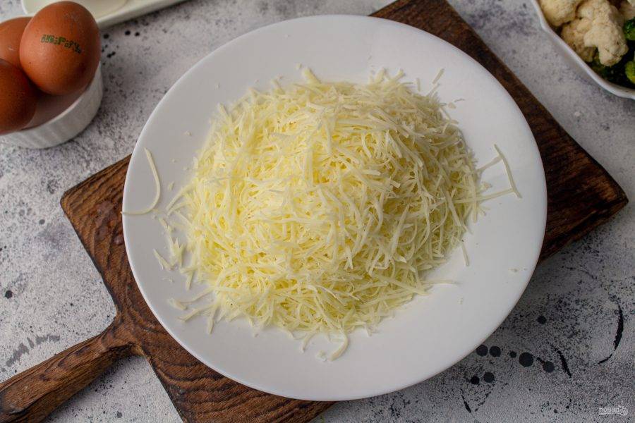 150 грамм сыра натрите на мелкой терке.