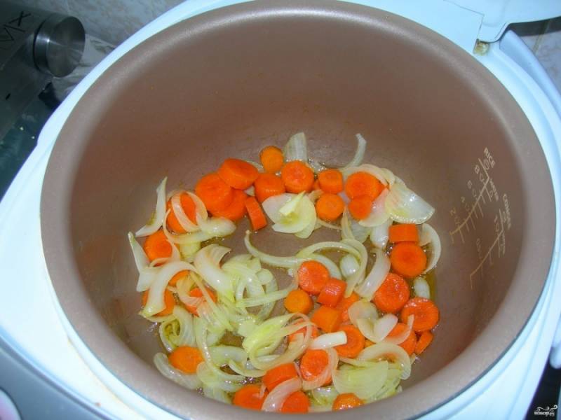 В чашу мультиварки налейте немного масла, обжарьте лук и морковку в режиме "Жарка" или "Выпечка" минут 5-10.