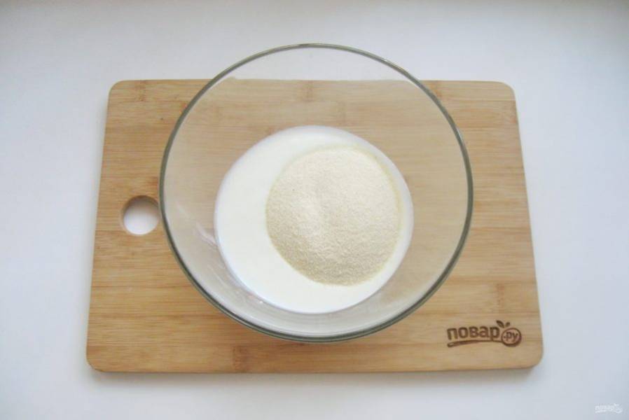 В миску налейте кефир и добавьте сахар.