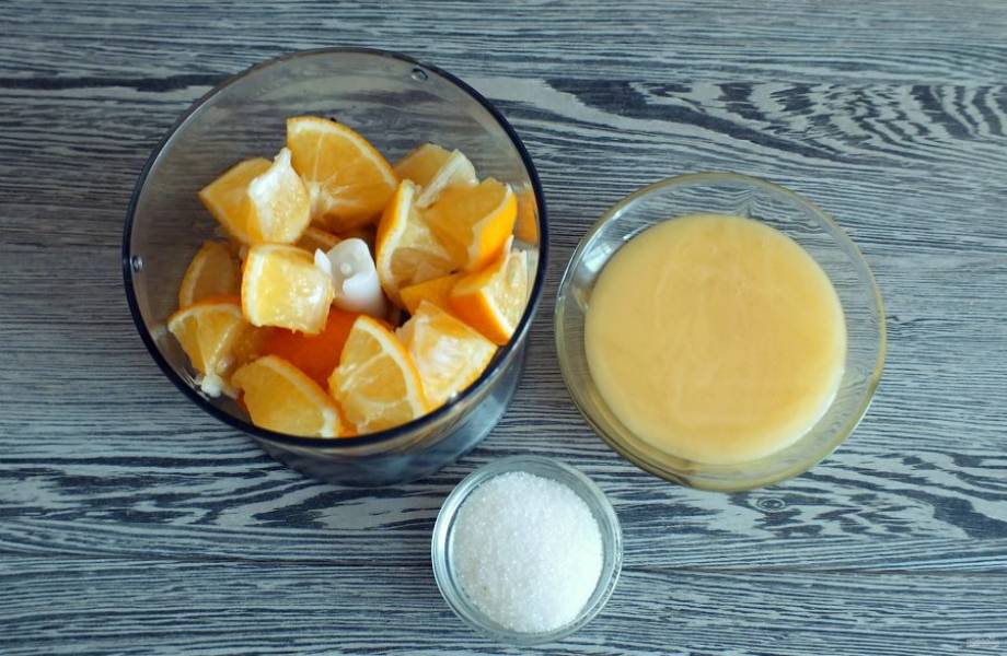 Сделайте начинку. В чашу блендера выложите нарезанный лимон, мёд и 115 грамм сахара.