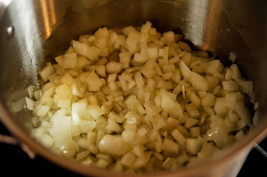 1. Подготовьте необходимые продукты. Далее - нарежьте лук и отправьте его жарится на оливковом масле до золотистого цвета.