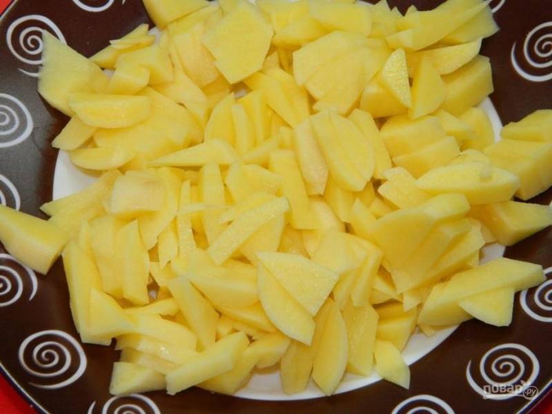 Добавьте нарезанный картофель и варите минут 10, чтобы он сварился.