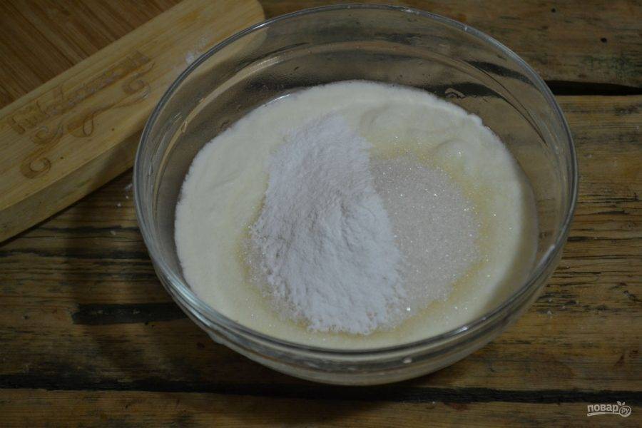 7. Приготовьте сметанный крем, для этого смешайте сметану, загуститель и сахар, взбейте миксером до загустения.