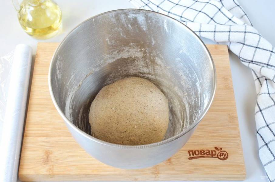 Замесите мягкий колобок, тесто отличается от пшеничного. В процессе замеса добавьте 1 ст.л. растительного масла. Накройте пленкой и уберите в теплое место на 1-1,5 часа для подъема.