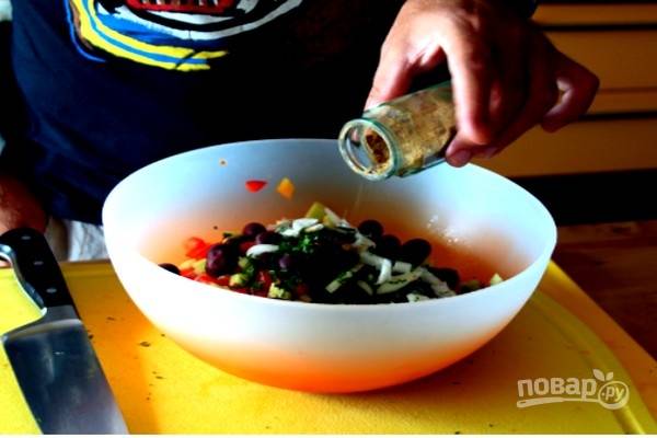 В салатной миске смешайте все подготовленные продукты, добавьте нарезанные маслины, немного молотой зиры.