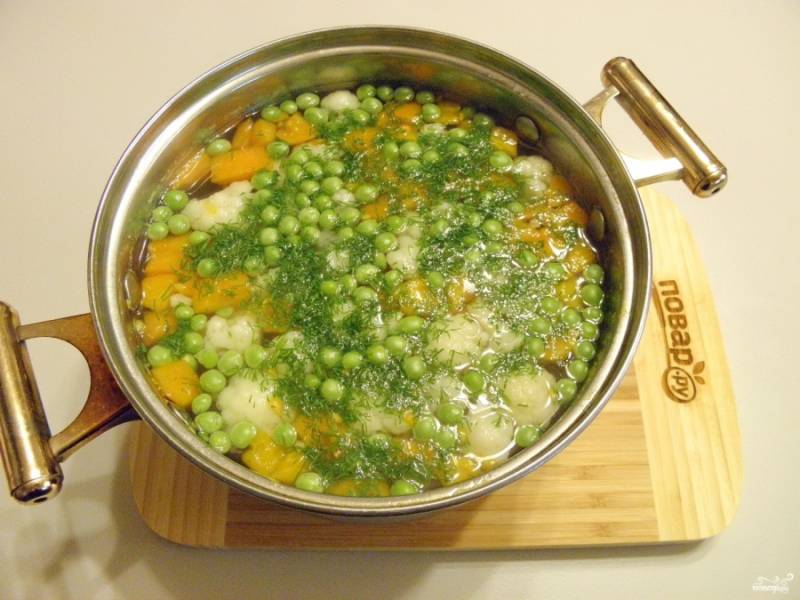 Заправьте суп зеленью, а потом его выключите. Дайте настояться минут 10-15 — и подайте к столу со сливочным маслом. Приятного аппетита!