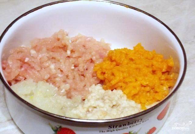 Пропускаем через мясорубку тыкву, репчатый лук и вымоченный в молоке или воде батон. Добавляем куриный фарш и тщательно перемешиваем.