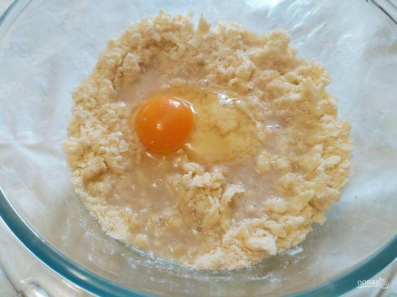 Руками разотрите масло и сухие компоненты в крошку, добавьте яйцо и дрожжевой раствор, замесите мягкое тесто.