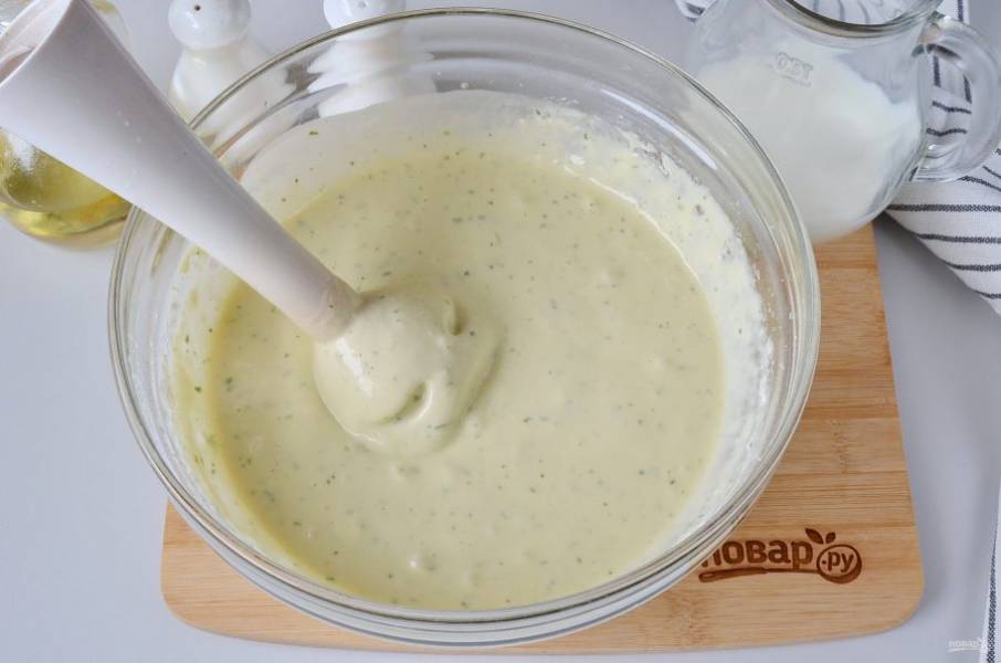 Блендером пюрируйте тесто до однородности, в процессе влейте растительное масло.