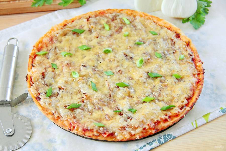 Рецепт: Пицца с жареным луком и красным перцем