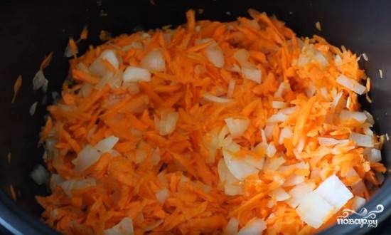 2. В чашу мультиварки закладываем нарезанные лук и морковь, после чего добавляем примерно 50 грамм растительного масла. 