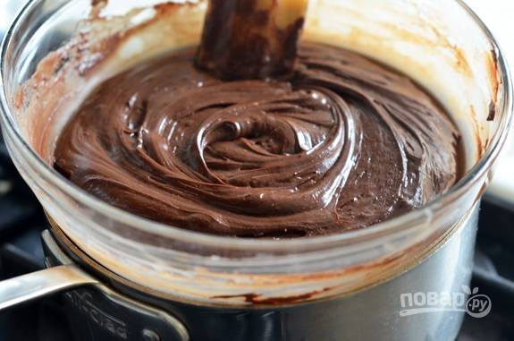 3. Растопите шоколад, помешивая, при небольшом кипении, на это уйдет примерно 3 минуты. Затем добавьте сгущёнку и ванильный экстракт.