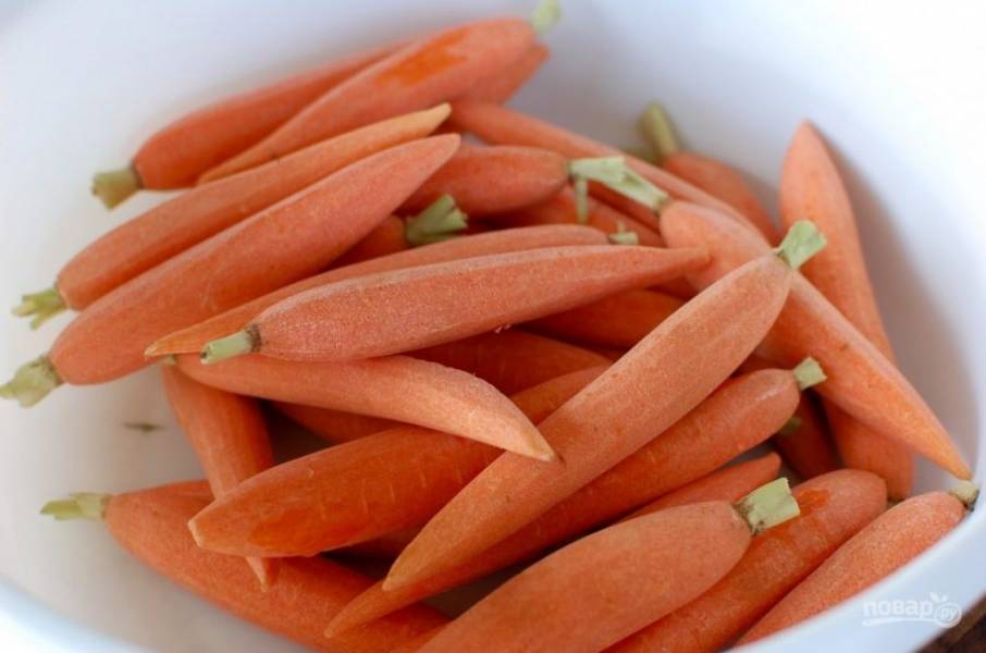 1.	Промойте и очистите морковь. Если она слишком большая – разрежьте вдоль.