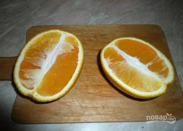 Апельсин почистите, отделите мякоть от белых перегородок, разделите мякоть на небольшие кусочки.