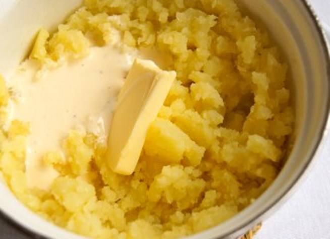 Из картофеля сделайте пюре, добавьте в него половину смеси яйца и сметаны.