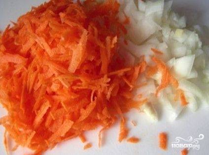 Лук измельчить ножом, морковь - натереть на терке. Вообще-то, я не сторонник тертой моркови в супах (очень ее люблю, поэтому предпочитаю кусочки побольше), но тертая варится быстрее, это факт. Так что если есть потребность сэкономить время - трите!:)