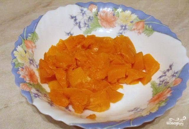 Тыкву запекаем в микроволновке, чтобы в фарше ее вкус не так сильно выделялся.