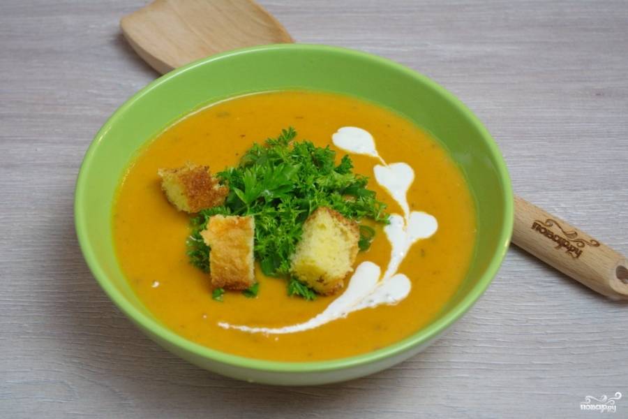 Теперь влейте томатно-сметанную массу в суп. Перемешайте. Дайте закипеть. Пюрируйте суп до однородности погружным блендером.
