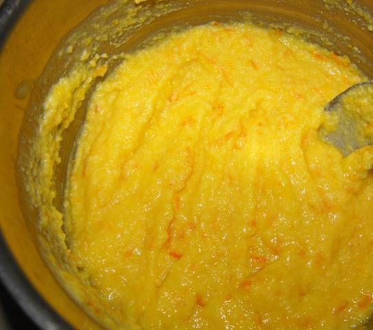 3. Делаем крем. Взбиваем яйца с апельсиновым соком, переливаем в кастрюлю. Сюда же - сахар и масло. Если остались кусочки цедры - ее тоже сюда. На водяной бане размягчаем крем и помешиваем, пока не загустеет. Оставим остывать. 