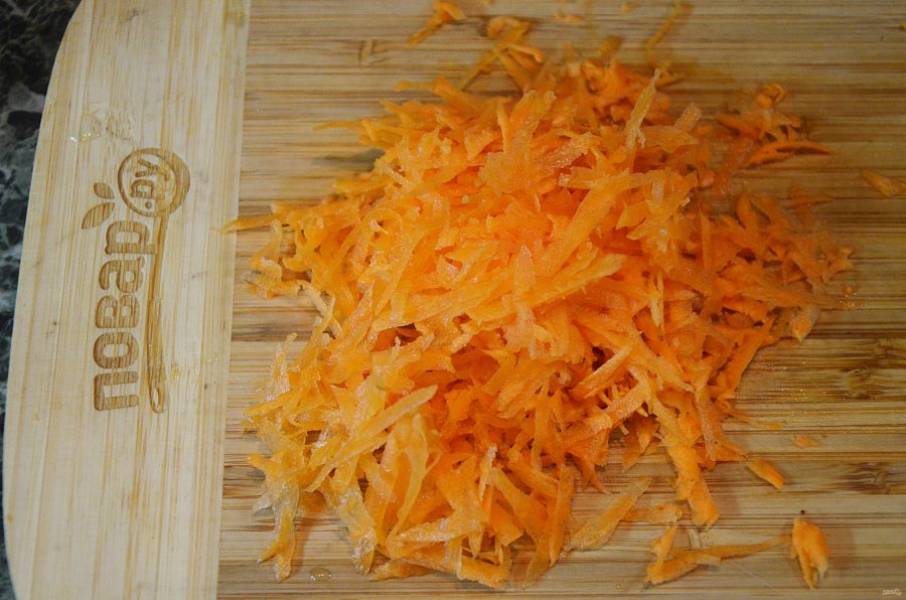 Морковь почистите и натрите на терке.
