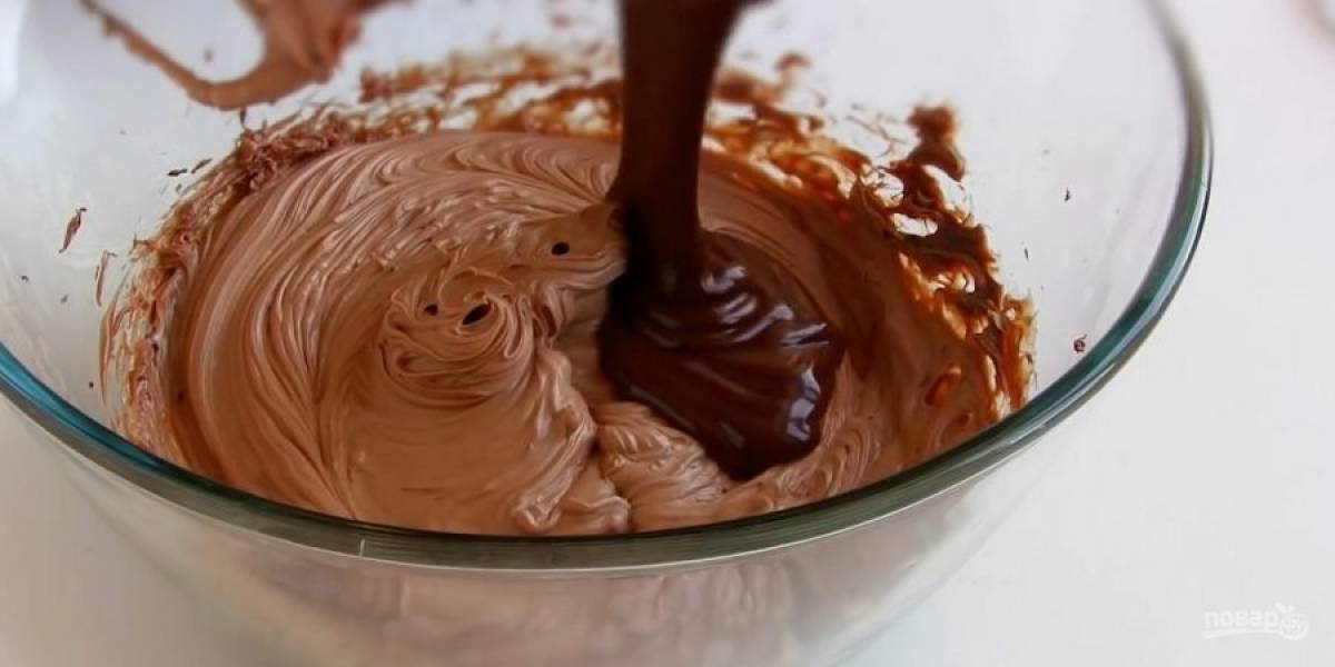 4.  Мягкое сливочное масло и шоколадную пасту комнатной температуры взбейте миксером в течение нескольких минут. Добавьте теплый шоколад и взбейте на низкой скорости миксера до однородности.