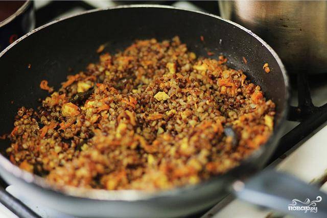 Адыгейский сыр мелко раскрошить, морковь натереть не терке. В сковородке разогреть масло и обжарить в нем специи, затем выкладываем морковь. Через 5-7 минут присоединить морковь с сыром. Обжаривать еще несколько минут, а затем засыпать промытую гречку, немного подержать на огне и залить водой в пропорции 1:2, накрыть крышкой, уменьшить огонь до минимума и тихонечко тушить до готовности.