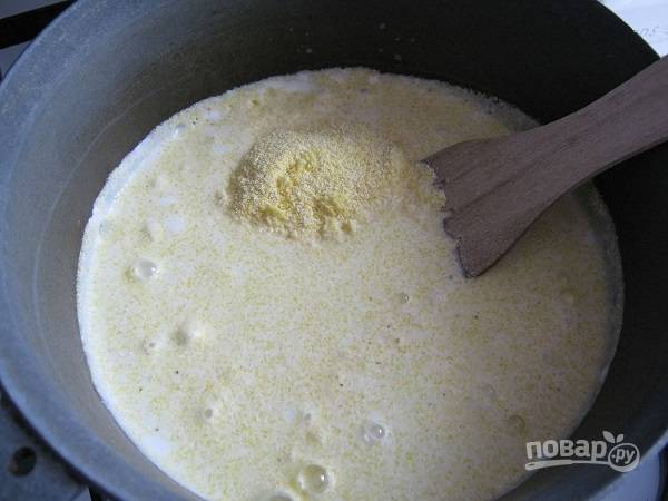 3. Молоко кипеть не должно, а лишь прогреться. На этом этапе всыпьте крупу и добавьте соль. 