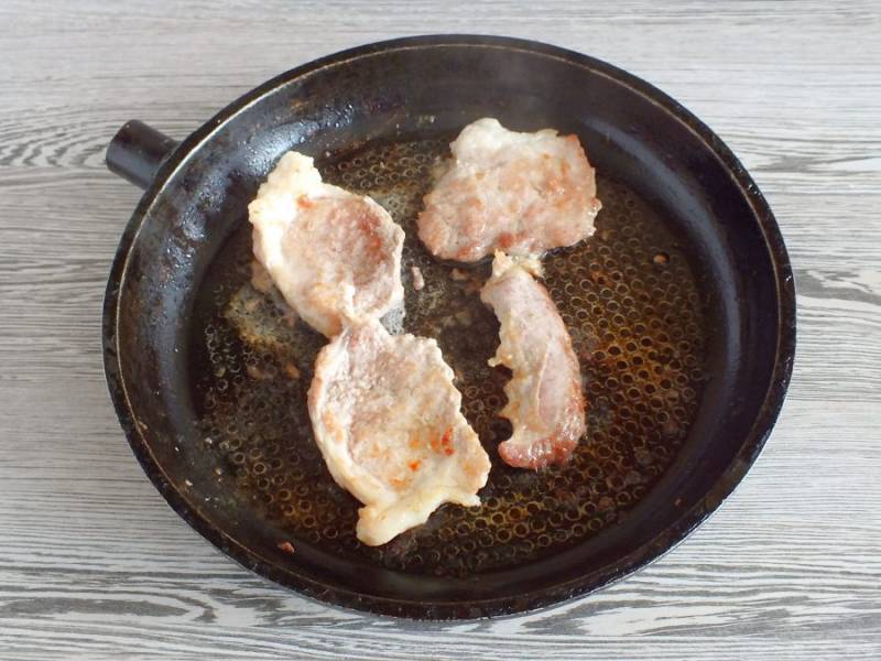 В сковороде разогрейте 1,5-2 ст.л. растительного масла. Обжарьте до полуготовности отбитые кусочки мяса с двух сторон, до лёгкой корочки. Оставшийся сок образовавшийся во время обжаривания мяса в сковороде не выливайте, он еще пригодится.