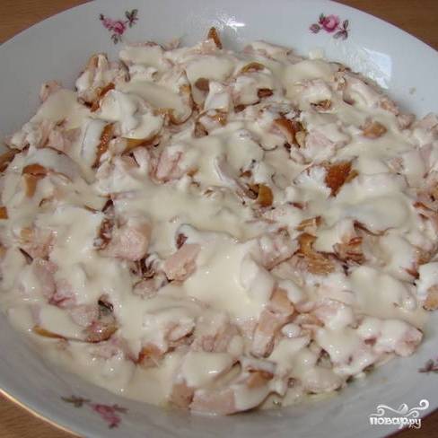 Салат «Белый лебедь» с грибами, копченой курицей и сыром