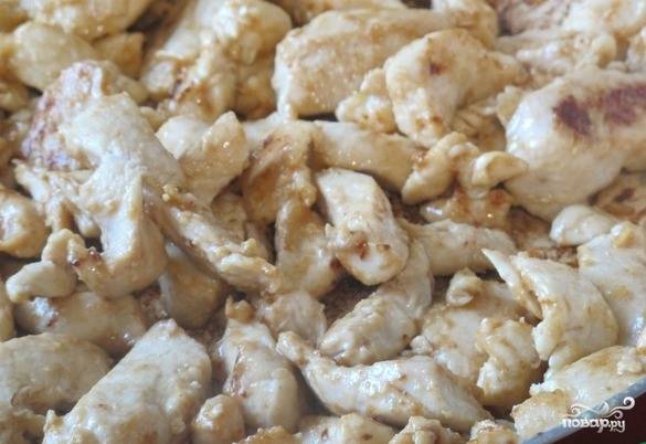 Куриное филе промойте и обсушите полотенцами. Затем зачистите от лишних пленок. Нарежьте на тонкие продолговатые кусочки. Обжарьте курочку на растительном масле (предпочтительнее на кунжутном) с добавлением лимонного соуса.