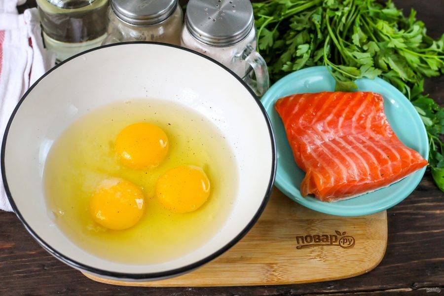 Вбейте куриные яйца в глубокую емкость, посолите и поперчите. Взбейте примерно 1-2 минуты.