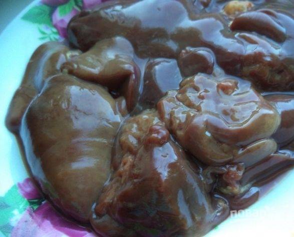 1. Если готовить блинчики из печенки куриной, то они получатся очень нежными и мягкими. Такую закуску я подаю к столу со сметаной, и блинчики очень любят даже детки. Мой ребенок не очень любит печень в чистом виде, поэтому я обычно готовлю такие блинчики из печенки.