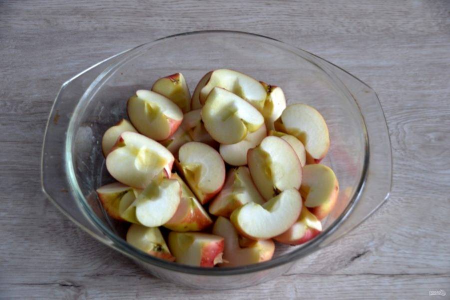 Яблоки промойте, очистите от сердцевинки, запеките в духовке или в микроволновой печи до мягкости. Время запекания зависит от сорта яблок и от духовки.