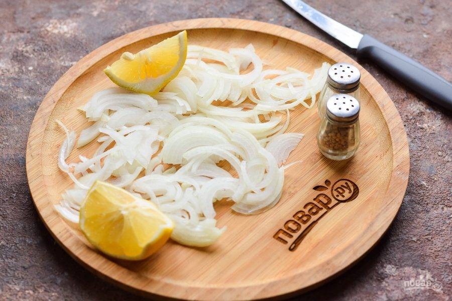 Полейте лук лимонным соком, добавьте соль и перец по вкусу, маринуйте 5 минут.