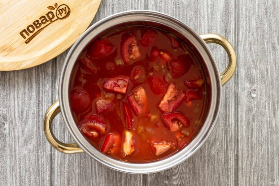 Добавьте нарезанные помидоры и томаты в собственном соку. Влейте 170 мл. воды. Доведите до кипения и тушите на медленном огне до тех пор, пока соус не уварится в два раза.