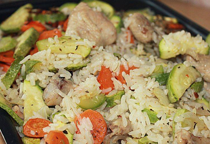 Готовность риса с кабачками и курицей проверяем периодически - вода бульон должен испариться, а рис не должен пригореть.
Приятного аппетита!