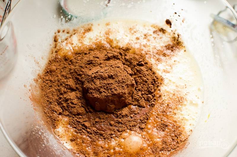 4. Всыпьте какао, добавьте ванильный экстракт. 