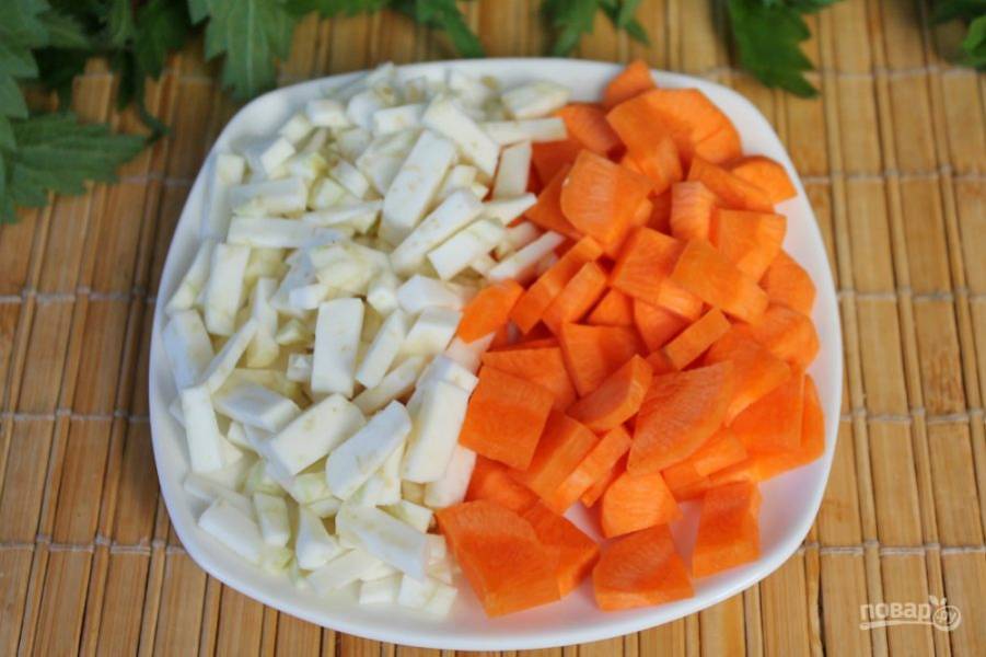 Морковь и сельдерей чистим и нарезаем небольшими кусочками. Порезанные овощи кладем в кастрюлю с кипящей водой.