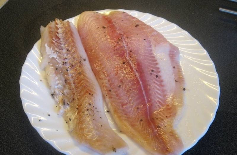 3. Филе рыбы должно быть хорошо размороженным. Для этого рецепта подходит филе любой морской рыбы (без костей).